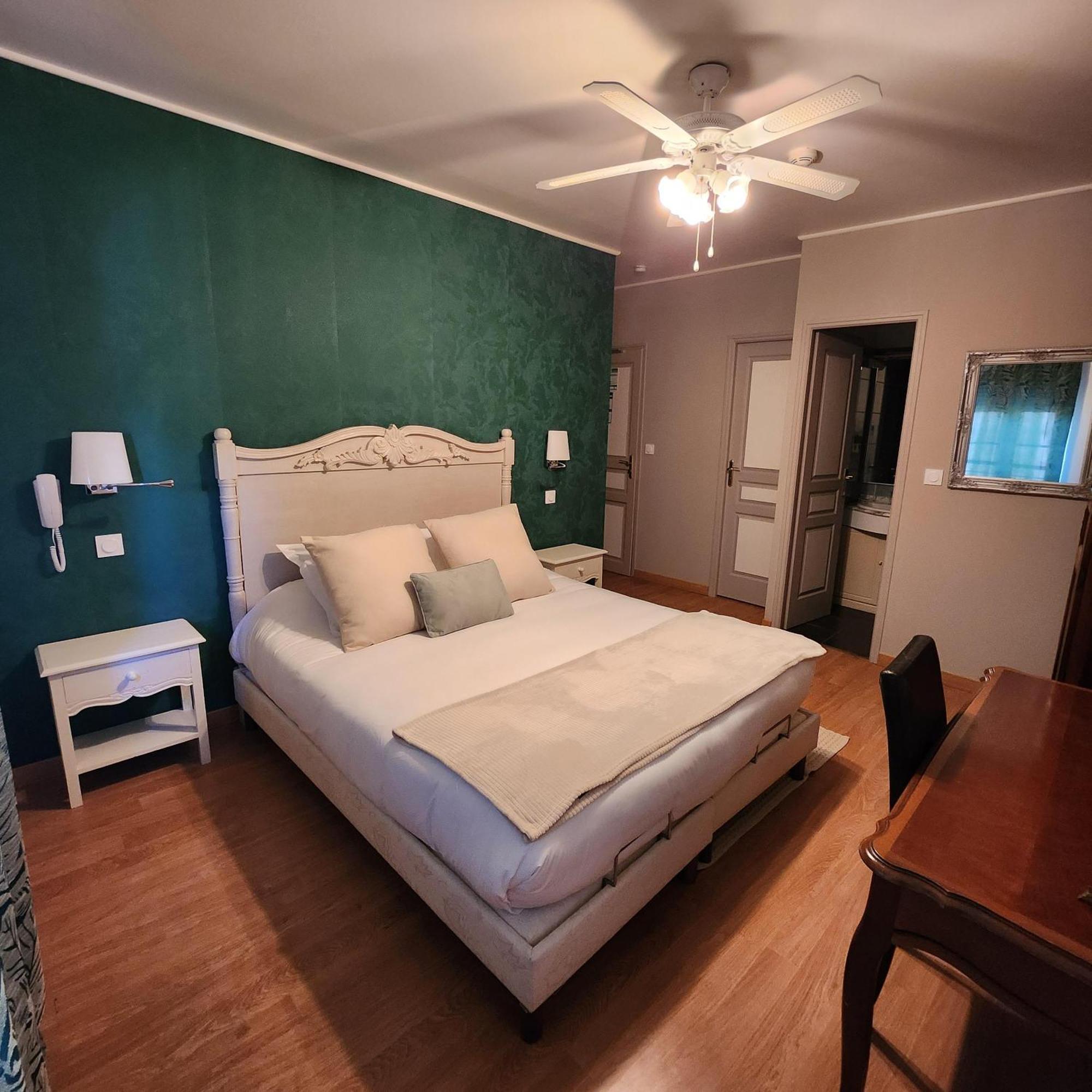 Hotel La Tour Perrier Eyrans-de Soudiac Zewnętrze zdjęcie