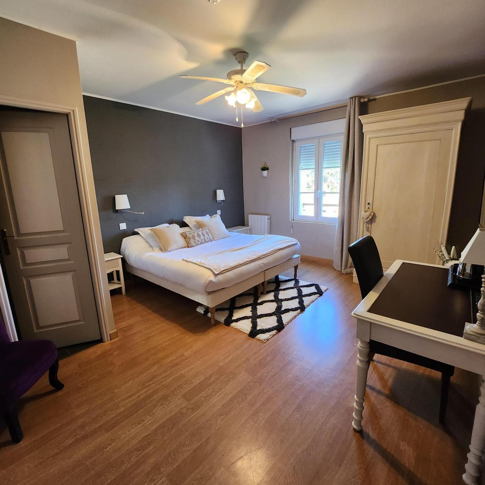 Hotel La Tour Perrier Eyrans-de Soudiac Zewnętrze zdjęcie